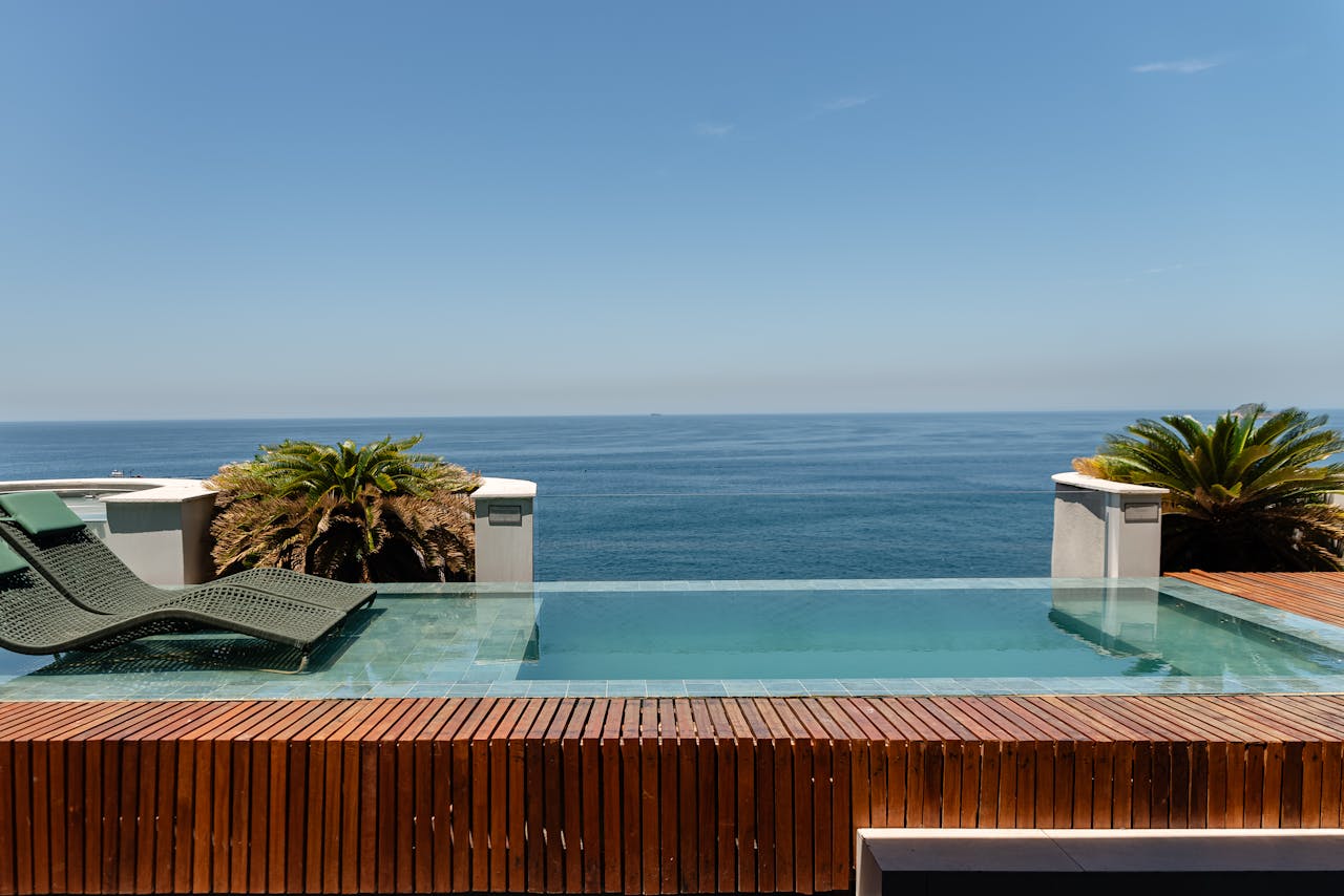 Guide pour créer une terrasse en bois autour de votre piscine hors sol
