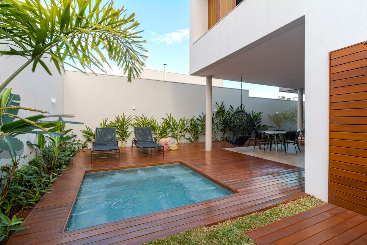 Guide pratique pour créer une terrasse en bois autour de votre piscine hors sol